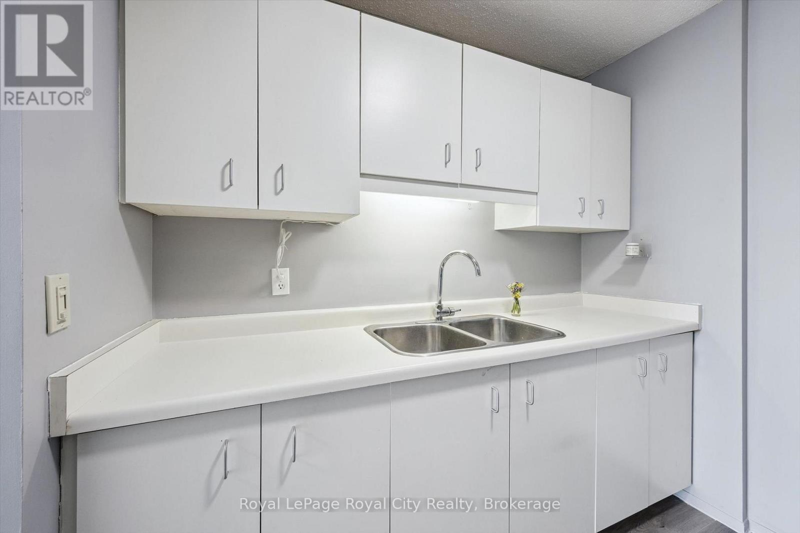 












606 - 358 WATERLOO AVENUE

,
Guelph (Junction/Onward Willow),




Ontario
N1H7Y3

