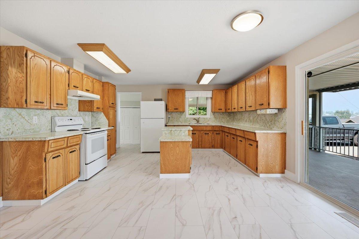 









3585


Warner

Avenue,
Armstrong,




BC
V0E 1B2

