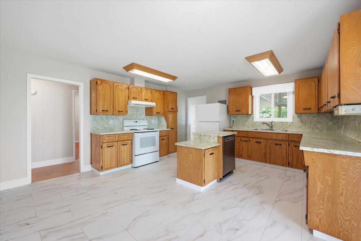 









3585


Warner

Avenue,
Armstrong,




BC
V0E 1B2

