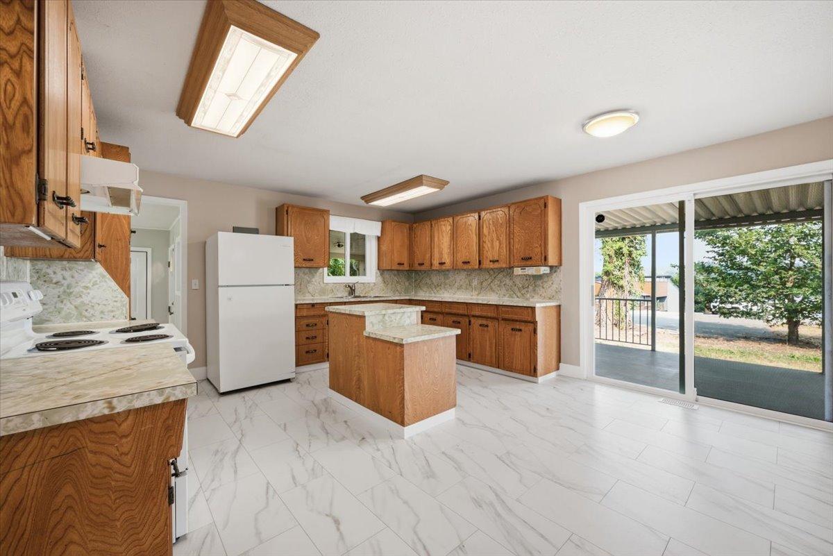 









3585


Warner

Avenue,
Armstrong,




BC
V0E 1B2

