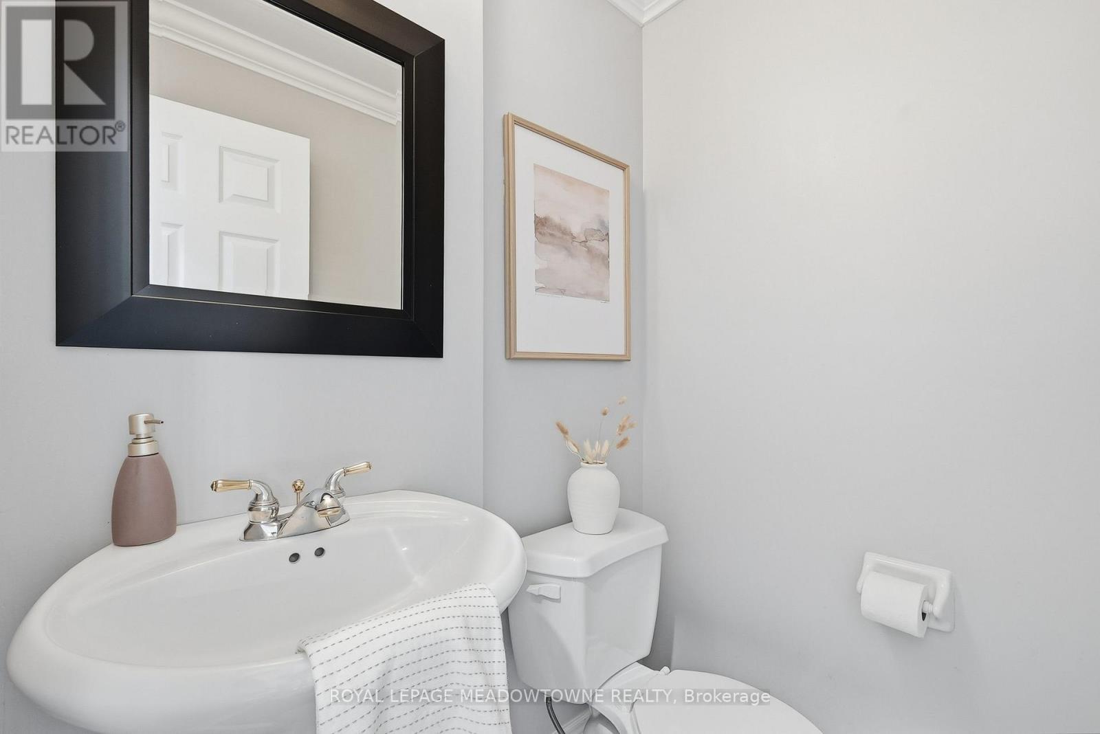 












5C JAMES STREET

,
Halton Hills,




Ontario
L7G2H2

