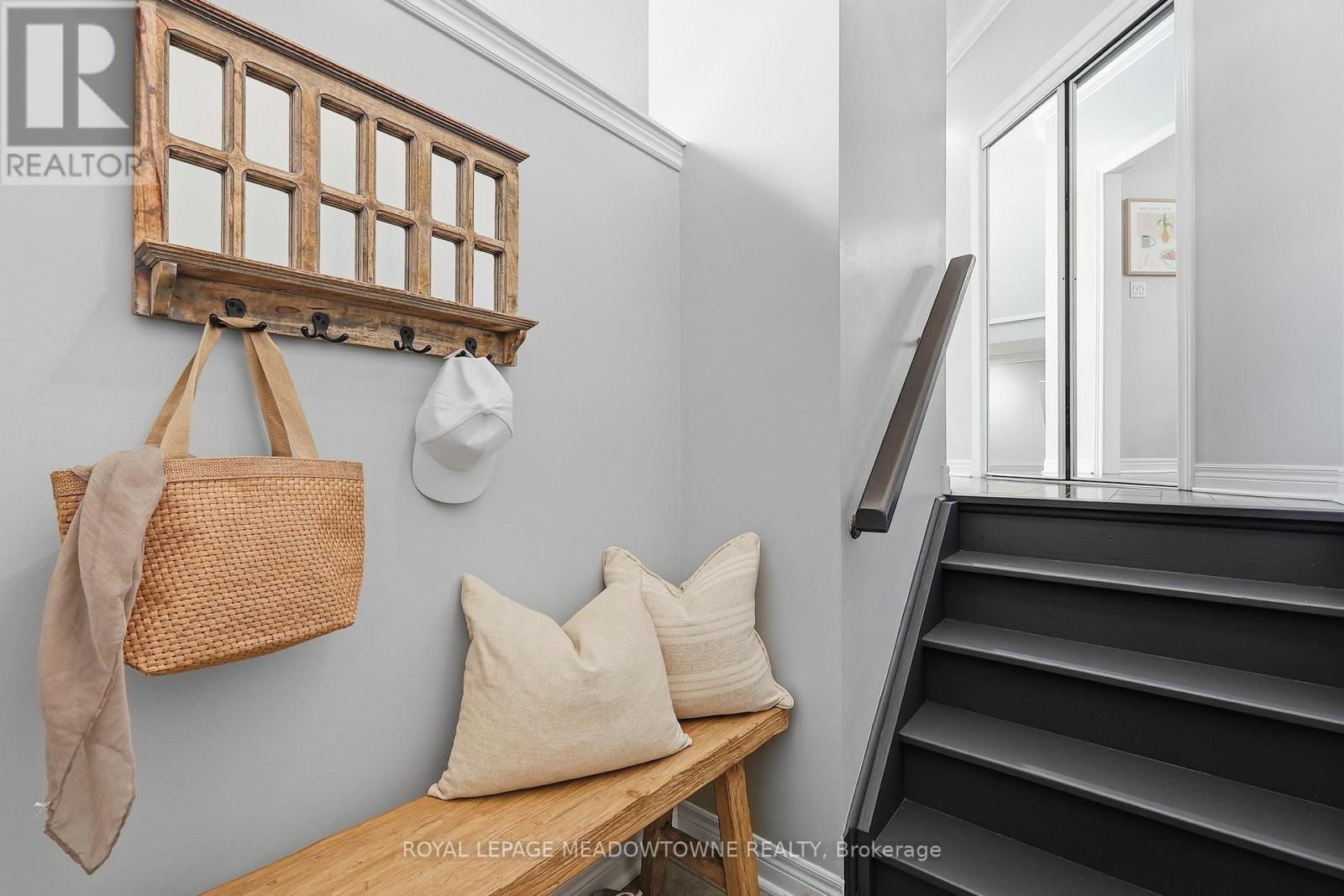 












5C JAMES STREET

,
Halton Hills,




Ontario
L7G2H2

