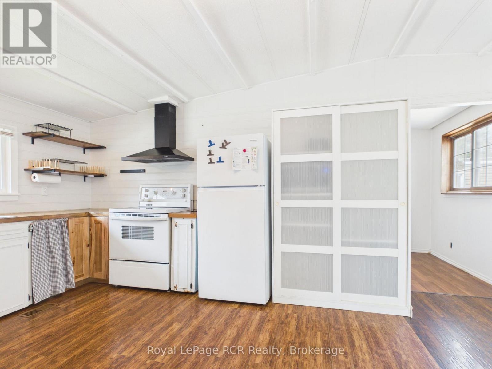 












56 SUSSEX SQUARE

,
Georgian Bluffs,




Ontario
N4K5N5


