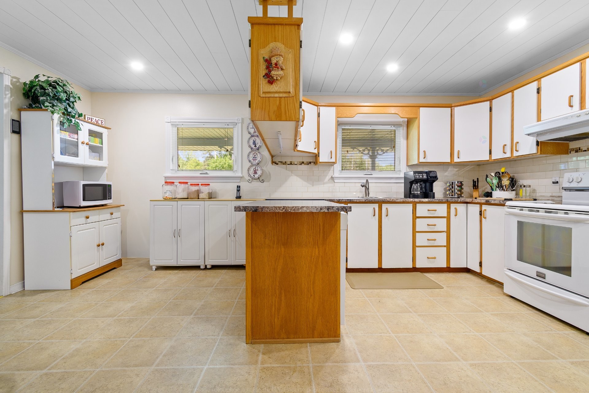 









1064


Route 148

,
Litchfield,




QC
J0X1H0

