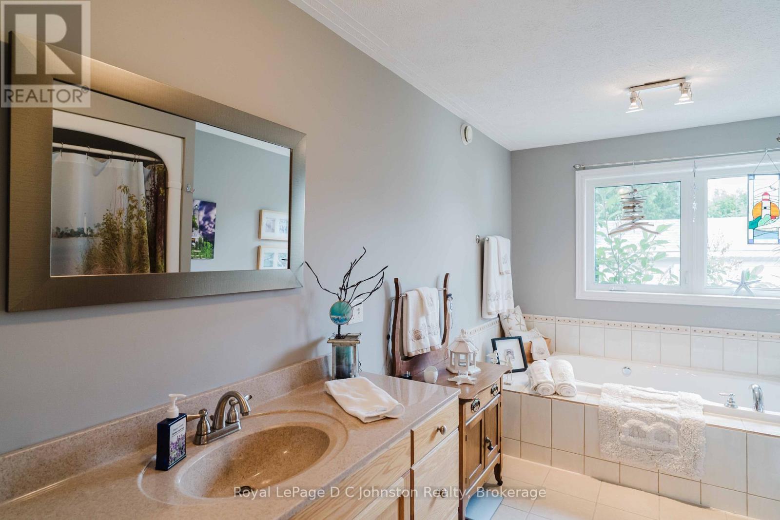 












103 GRENVILLE STREET N

,
Saugeen Shores,




Ontario
N0H2L0

