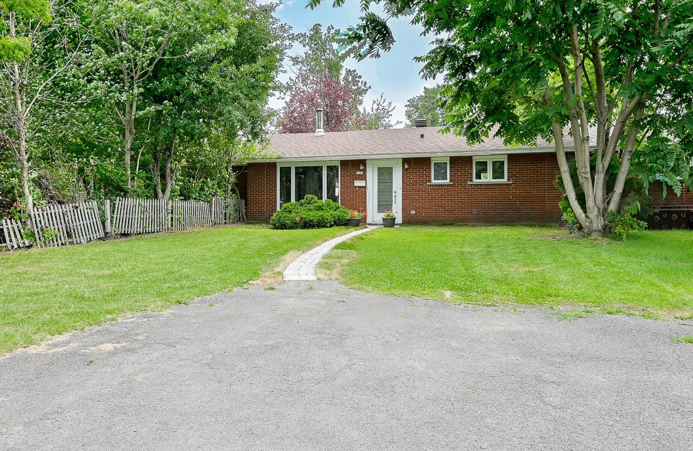 









1121


Rue Hart

,
Longueuil (Greenfield Park),




QC
J4V1J1

