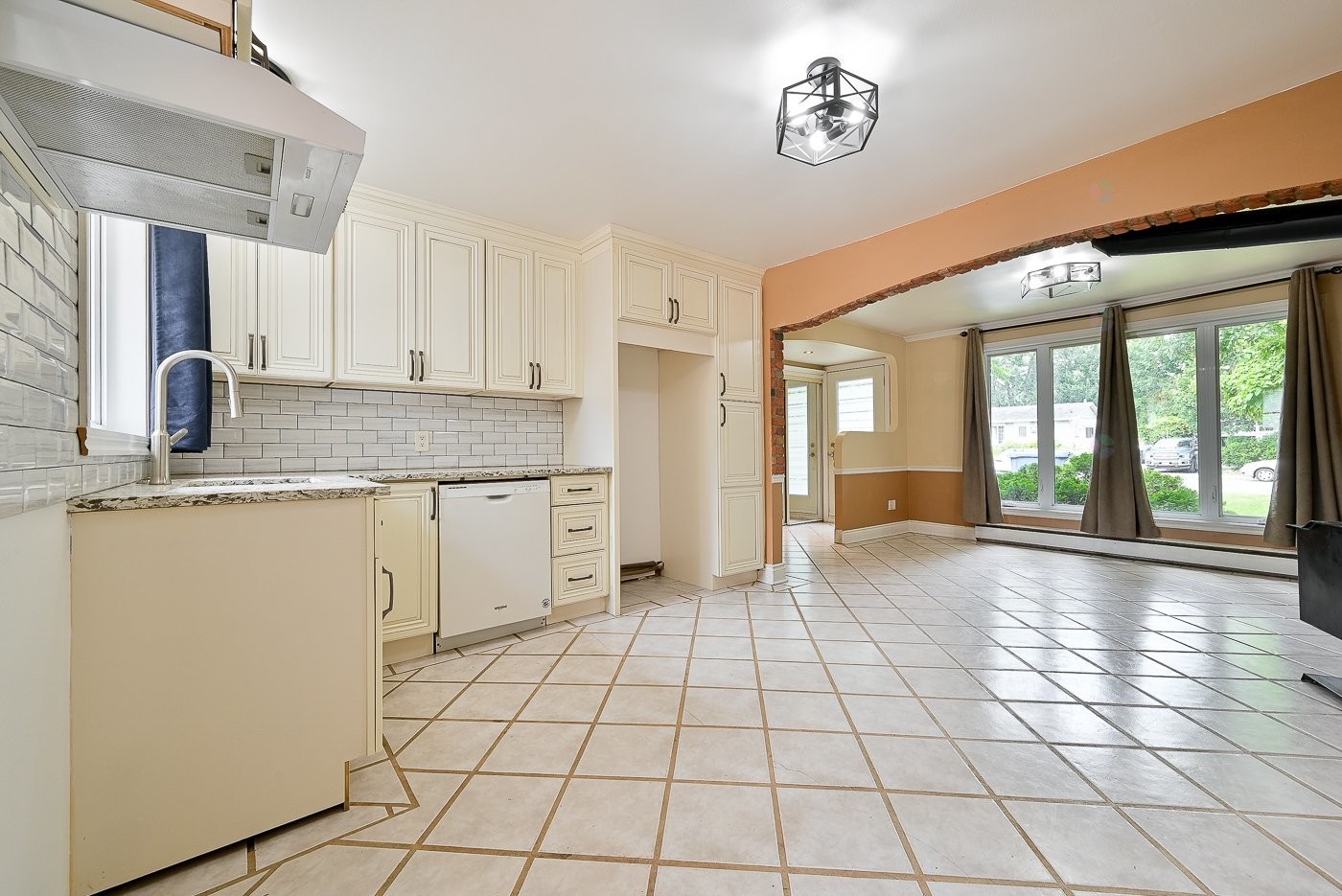 









1121


Rue Hart

,
Longueuil (Greenfield Park),




QC
J4V1J1

