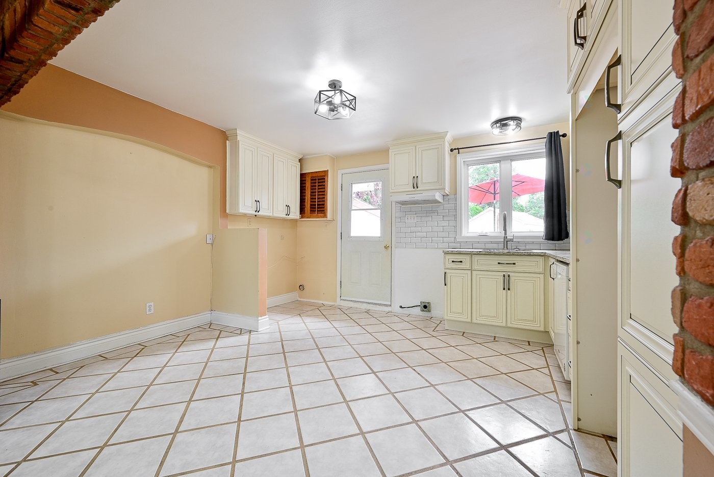 









1121


Rue Hart

,
Longueuil (Greenfield Park),




QC
J4V1J1


