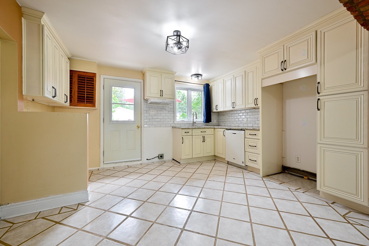 









1121


Rue Hart

,
Longueuil (Greenfield Park),




QC
J4V1J1

