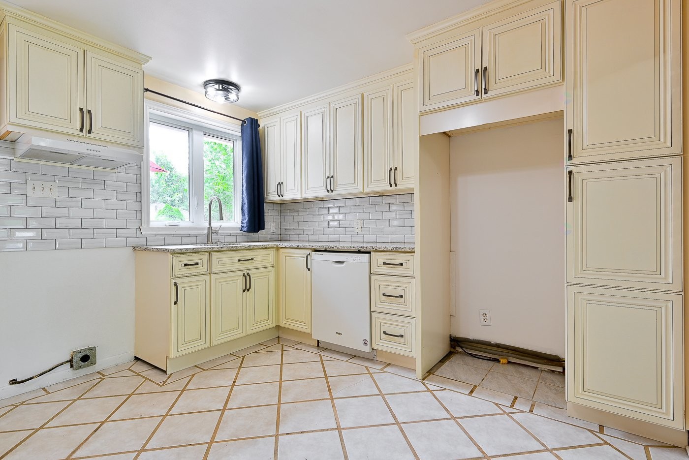 









1121


Rue Hart

,
Longueuil (Greenfield Park),




QC
J4V1J1

