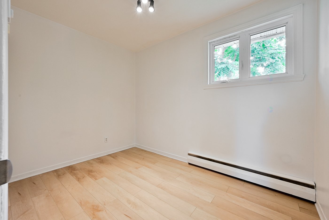 









1121


Rue Hart

,
Longueuil (Greenfield Park),




QC
J4V1J1

