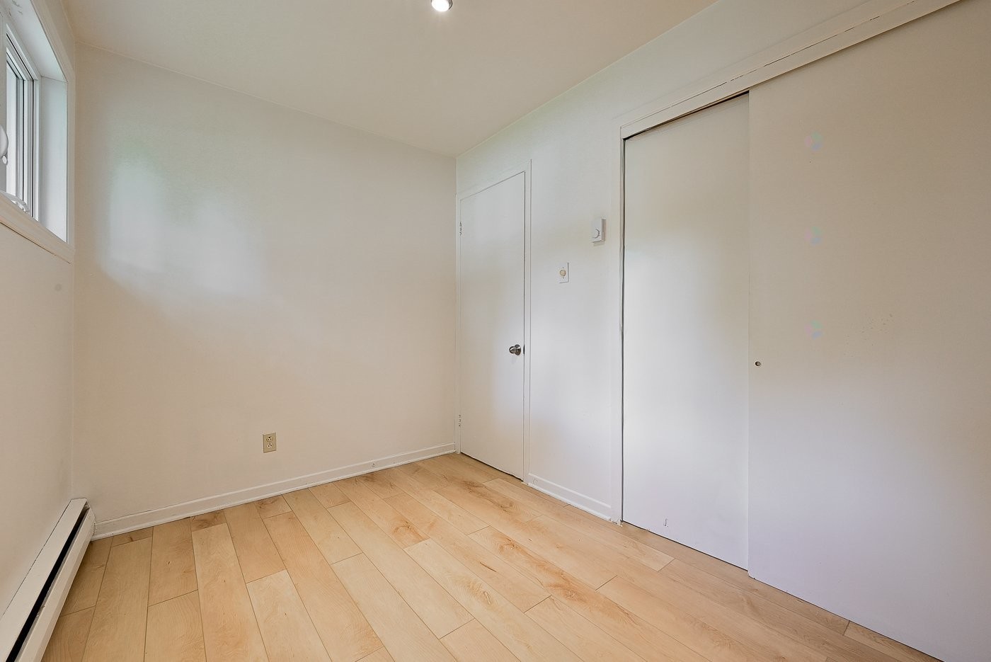 









1121


Rue Hart

,
Longueuil (Greenfield Park),




QC
J4V1J1

