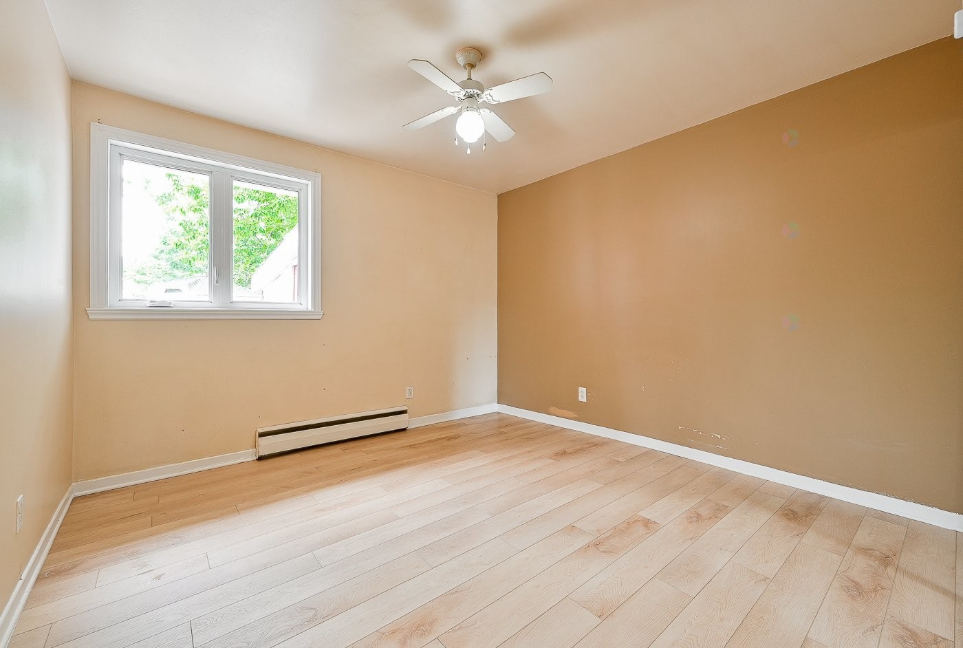 









1121


Rue Hart

,
Longueuil (Greenfield Park),




QC
J4V1J1

