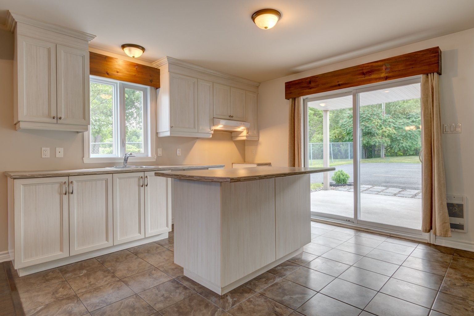 









884


Rue des Sarcelles

,
Contrecoeur,




QC
J0L1C0

