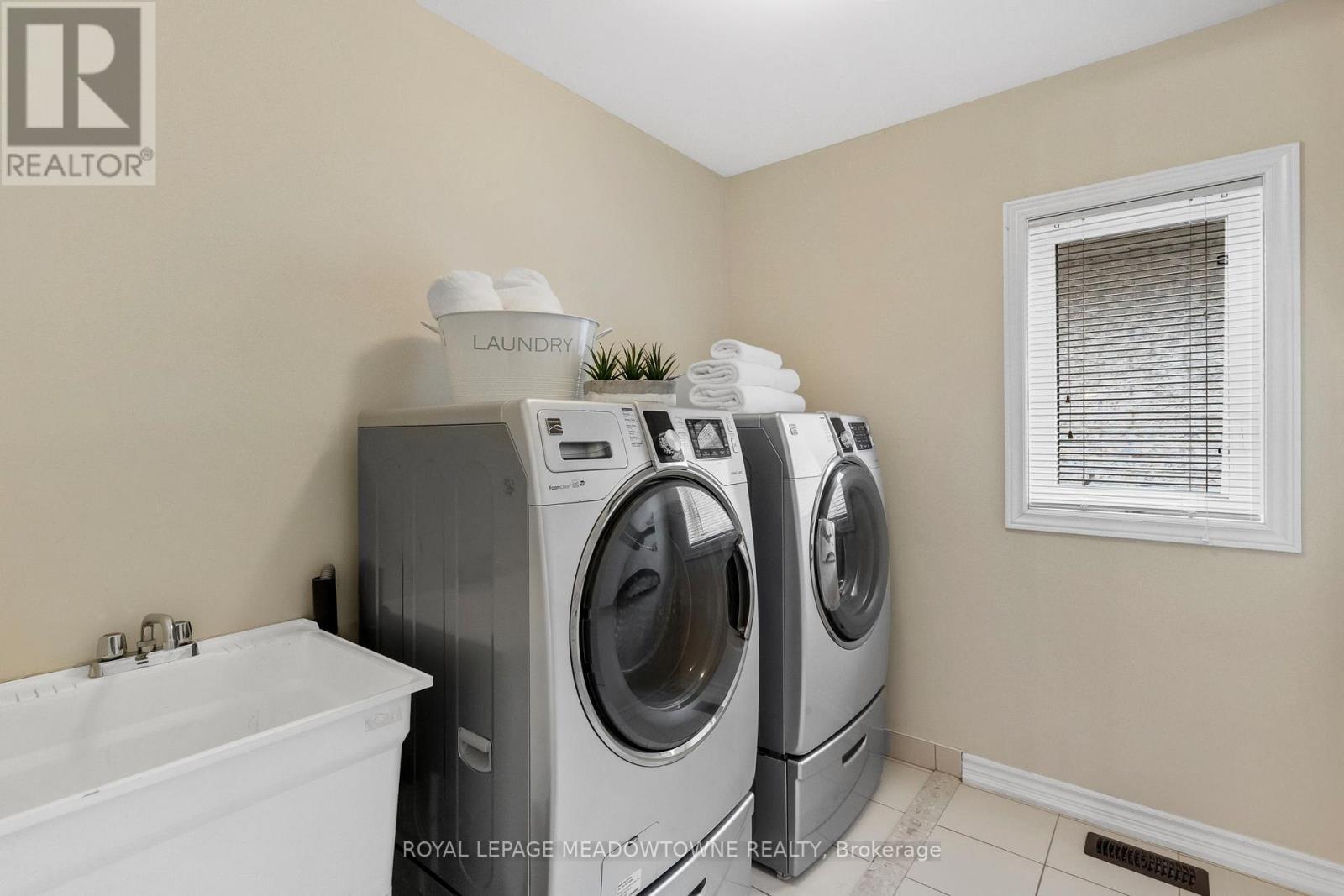 












332 MCGIBBON DRIVE

,
Milton,




Ontario
L9T5K7

