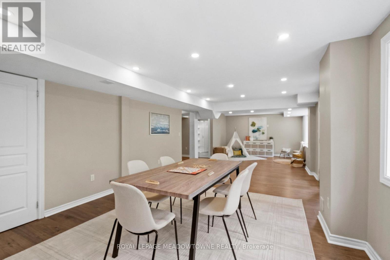 












332 MCGIBBON DRIVE

,
Milton,




Ontario
L9T5K7

