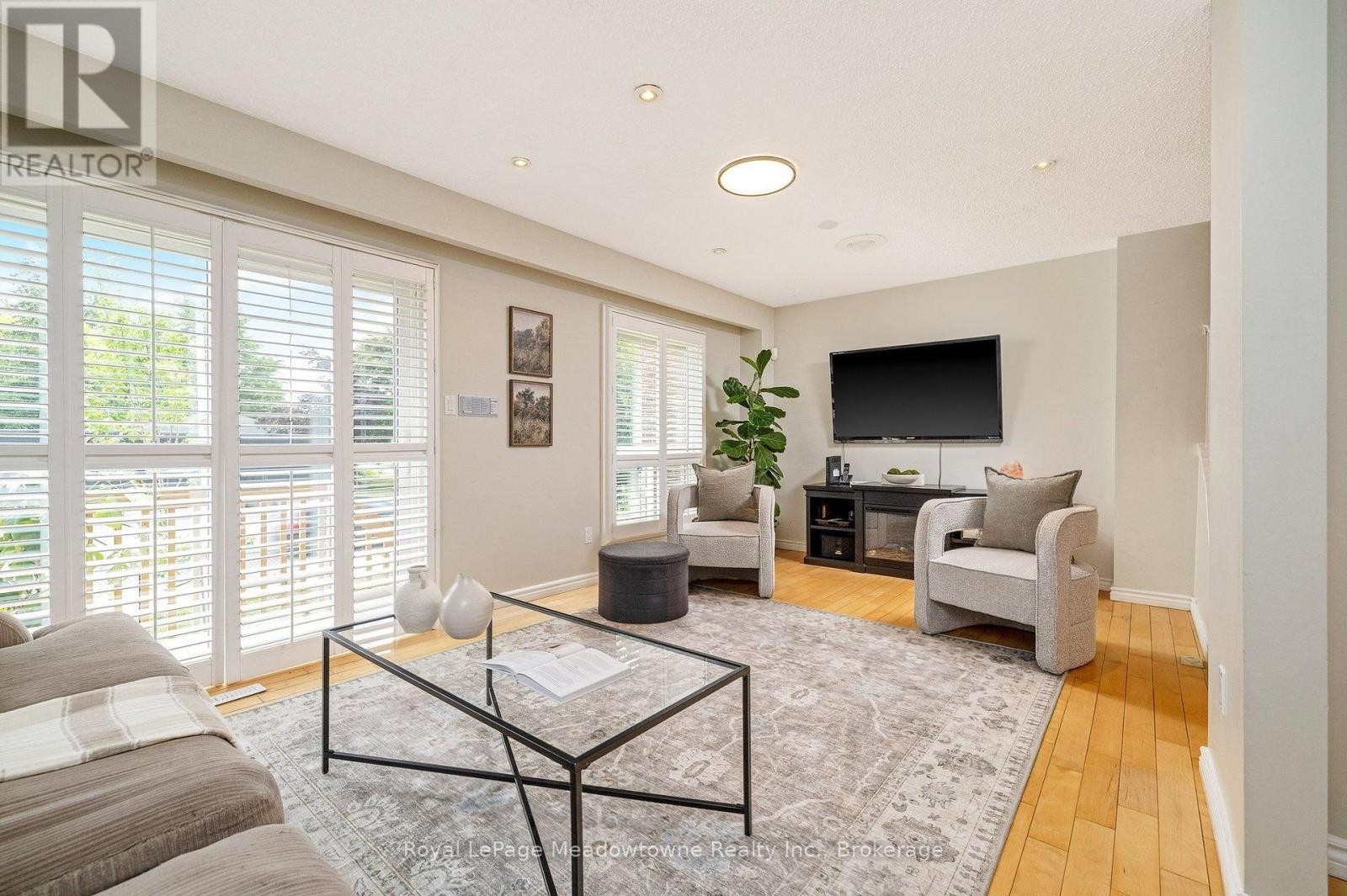












4 - 481 PITFIELD ROAD

,
Milton (DP Dorset Park),




Ontario
L9T3J5

