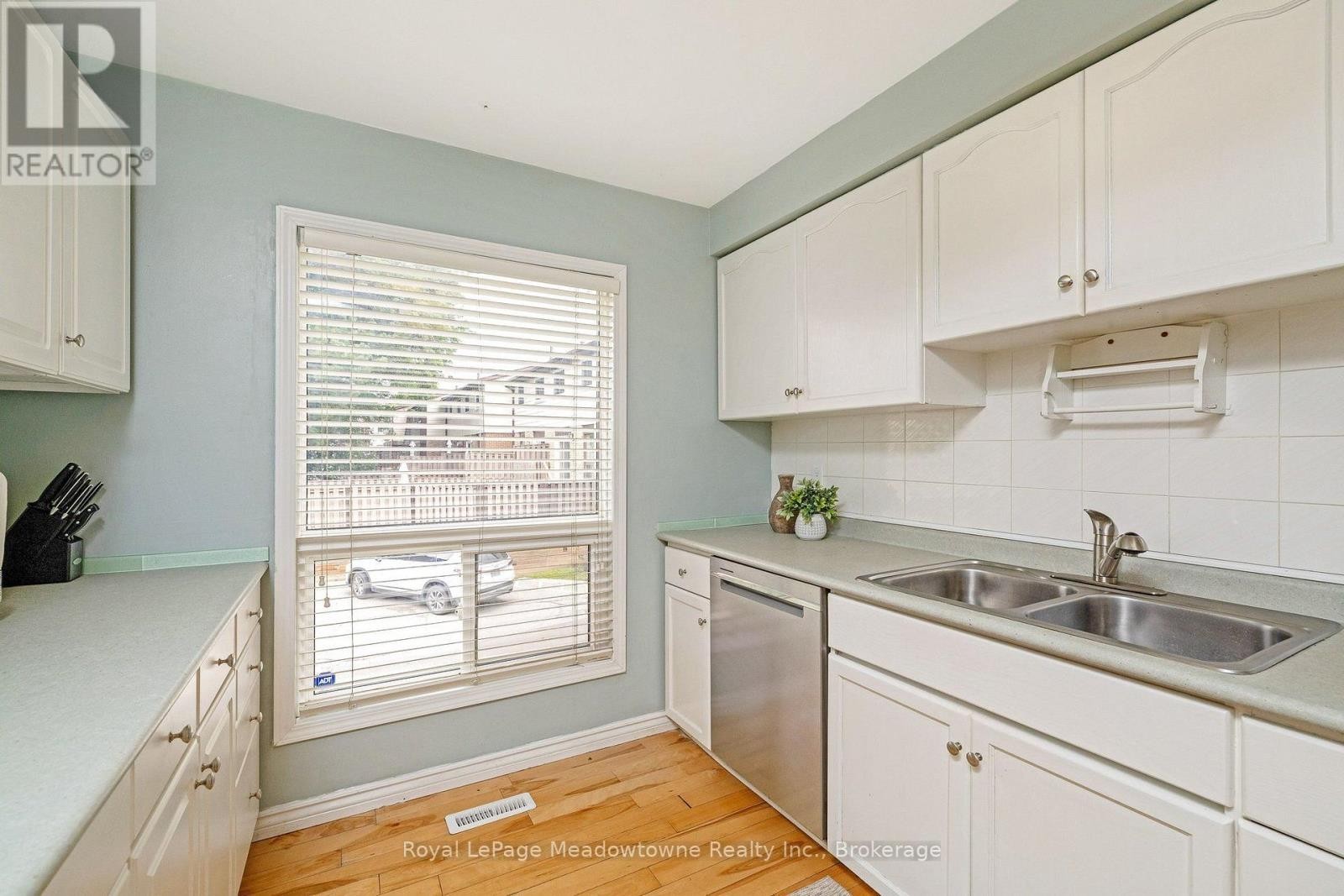 












4 - 481 PITFIELD ROAD

,
Milton (DP Dorset Park),




Ontario
L9T3J5

