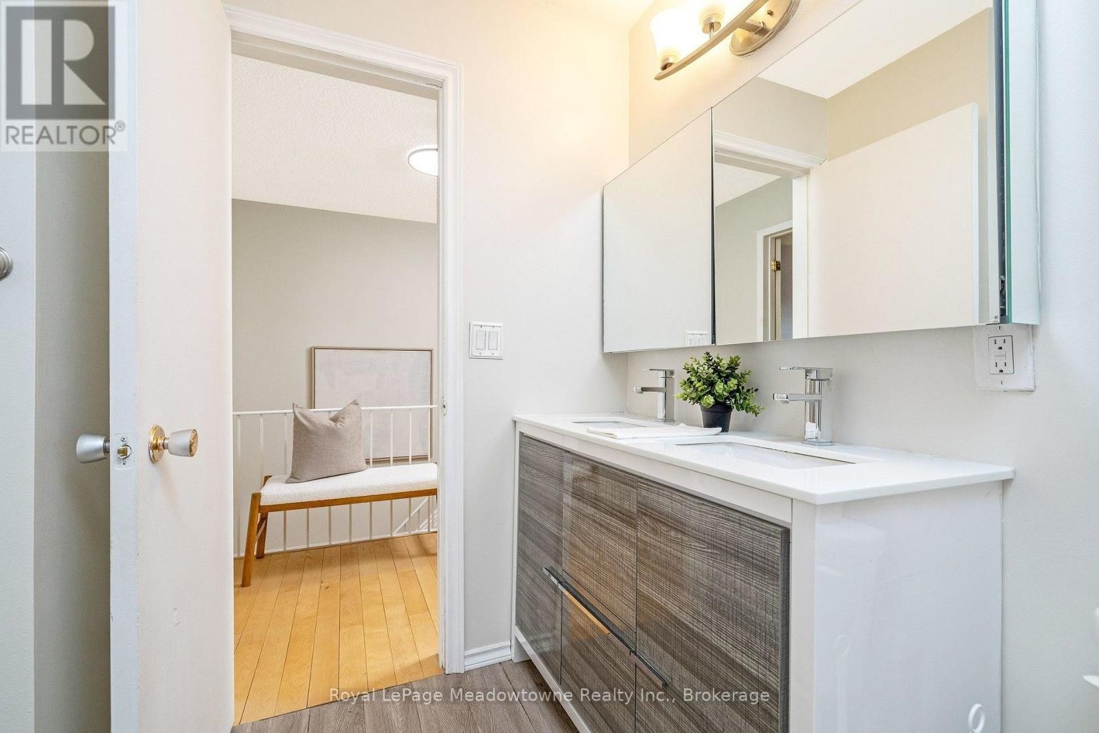 












4 - 481 PITFIELD ROAD

,
Milton (DP Dorset Park),




Ontario
L9T3J5

