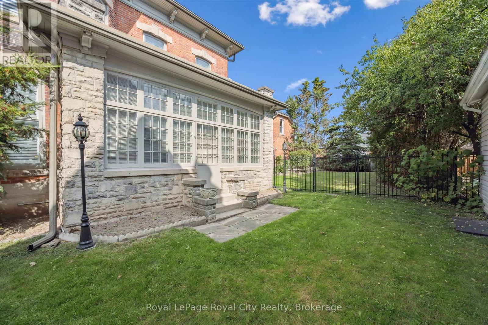 












143 NORFOLK STREET

,
Guelph (Downtown),




Ontario
N1H4J7

