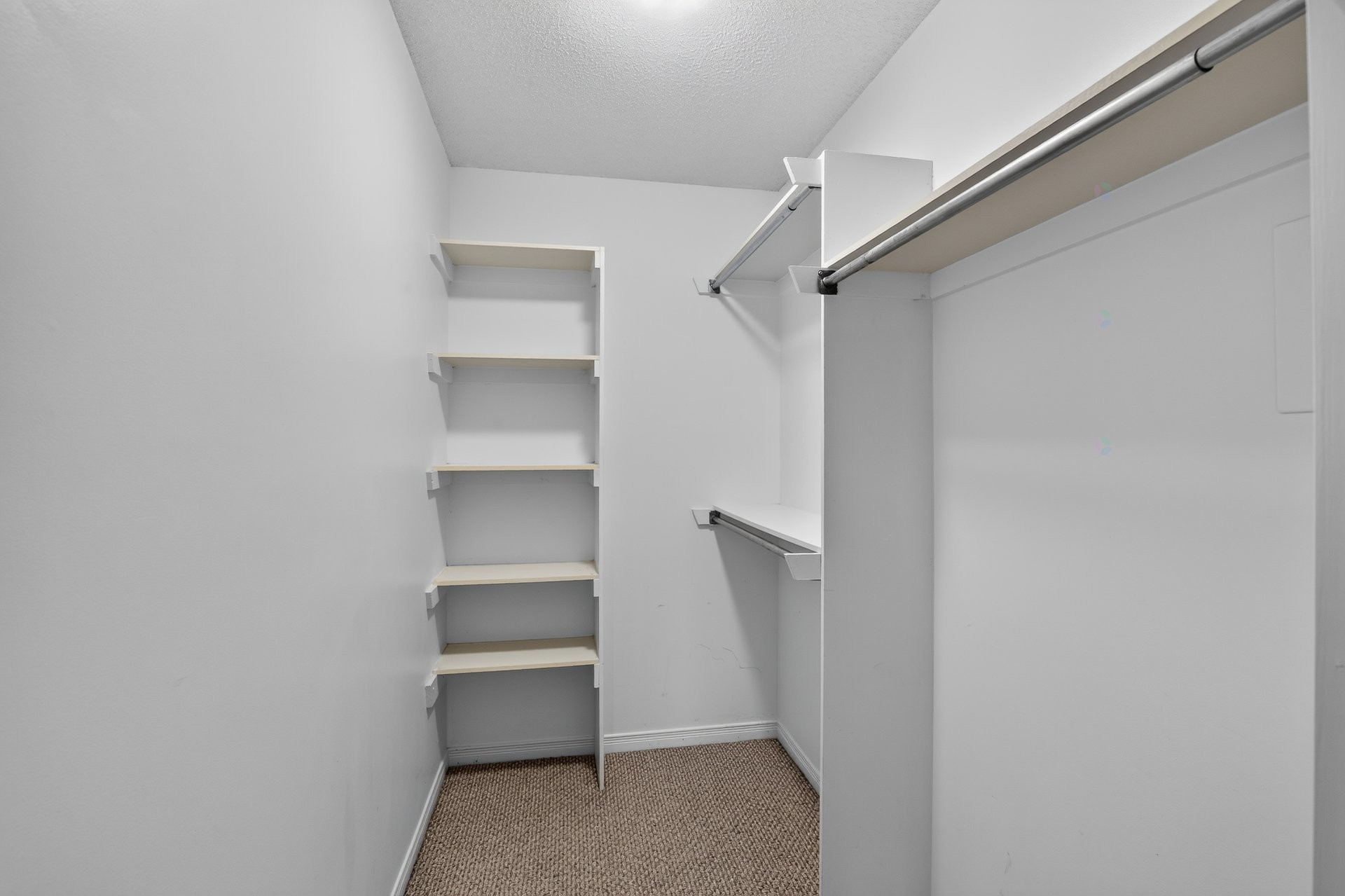 









101


Rue du Château

, 405,
Gatineau (Hull),




QC
J9A3E1

