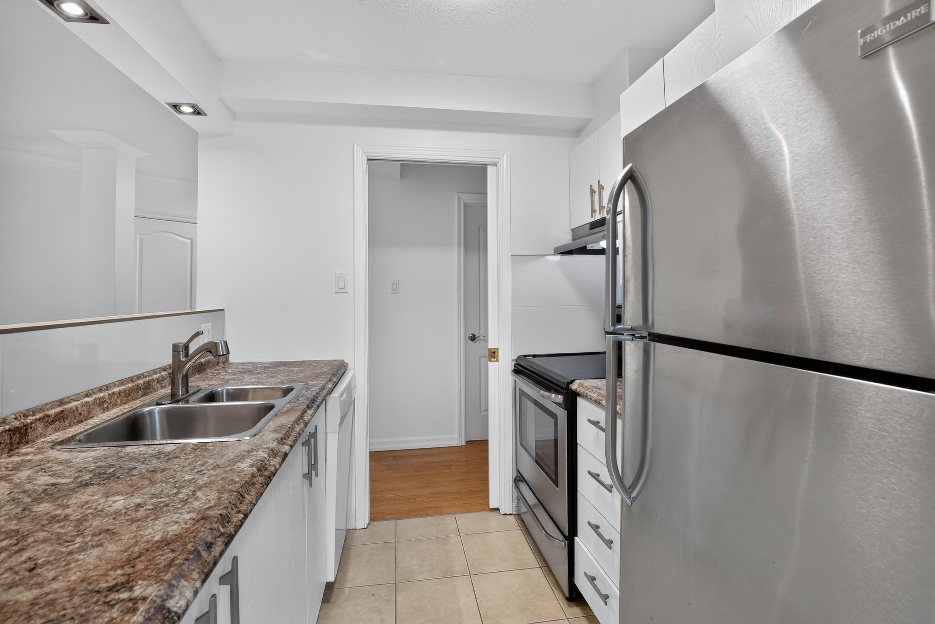 









101


Rue du Château

, 405,
Gatineau (Hull),




QC
J9A3E1


