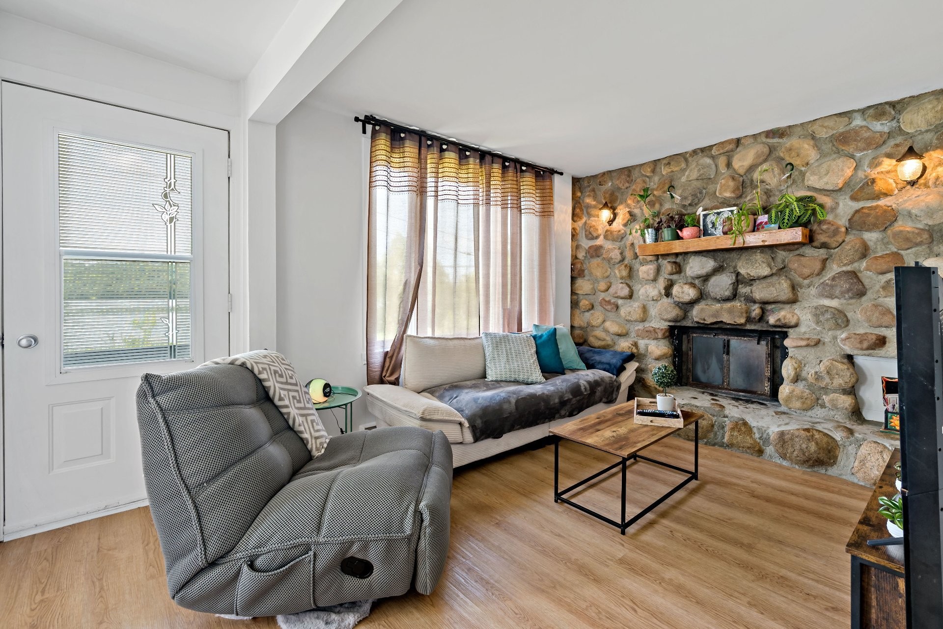 









215

 - 217


Ch. Paquette

,
Mont-Tremblant,




QC
J8E2A7


