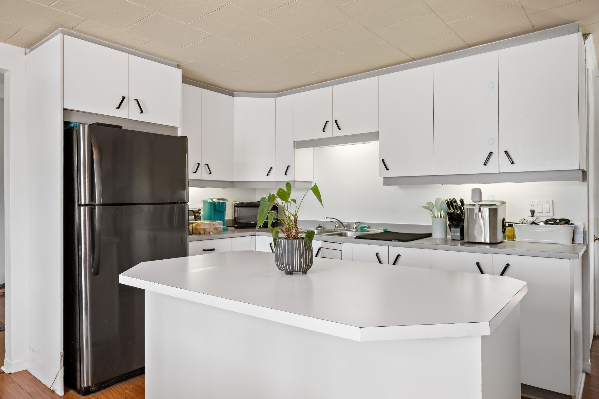 









215

 - 217


Ch. Paquette

,
Mont-Tremblant,




QC
J8E2A7

