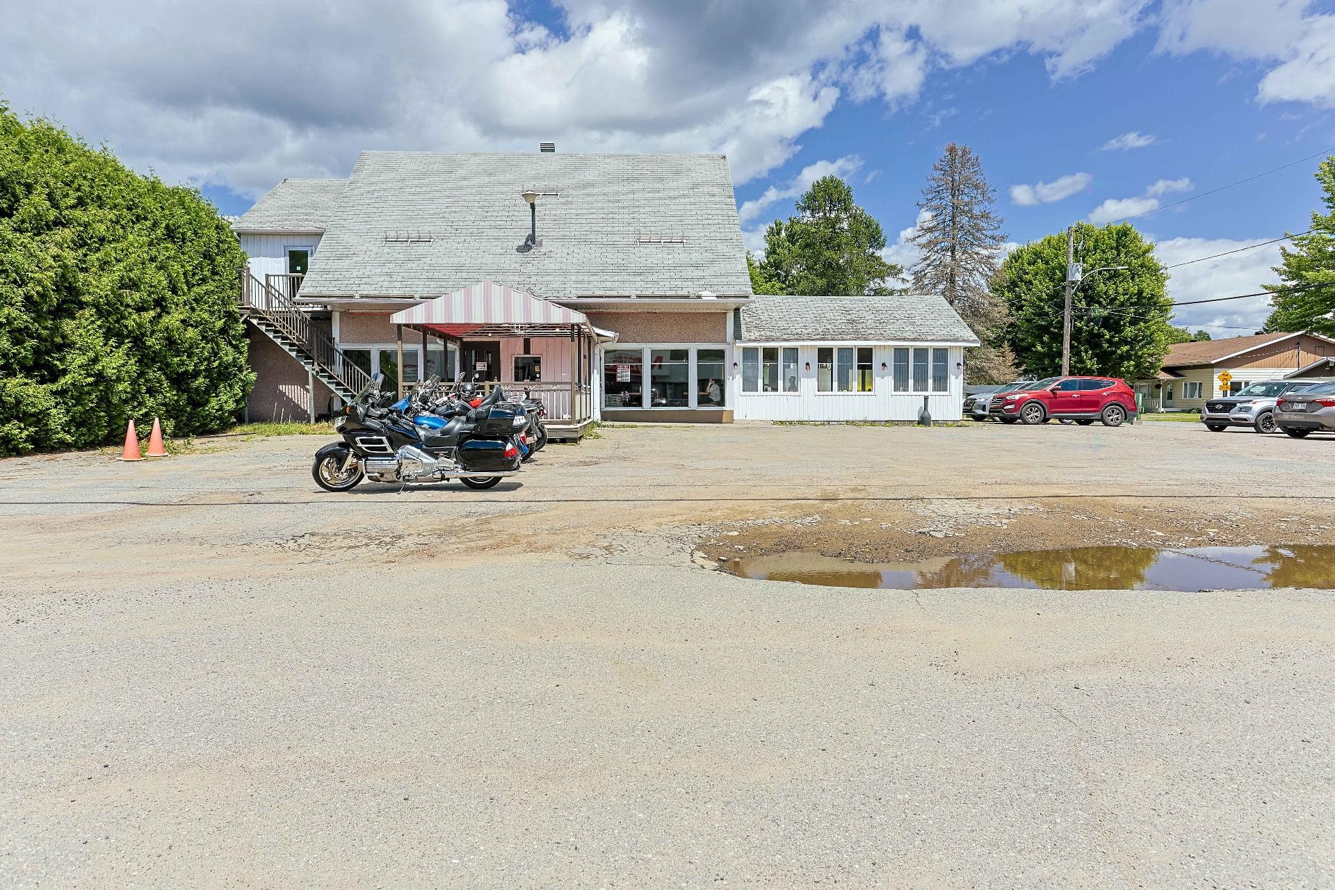









700


Route de Lac-à-la-Tortue

,
Shawinigan,




QC
G0X1L0

