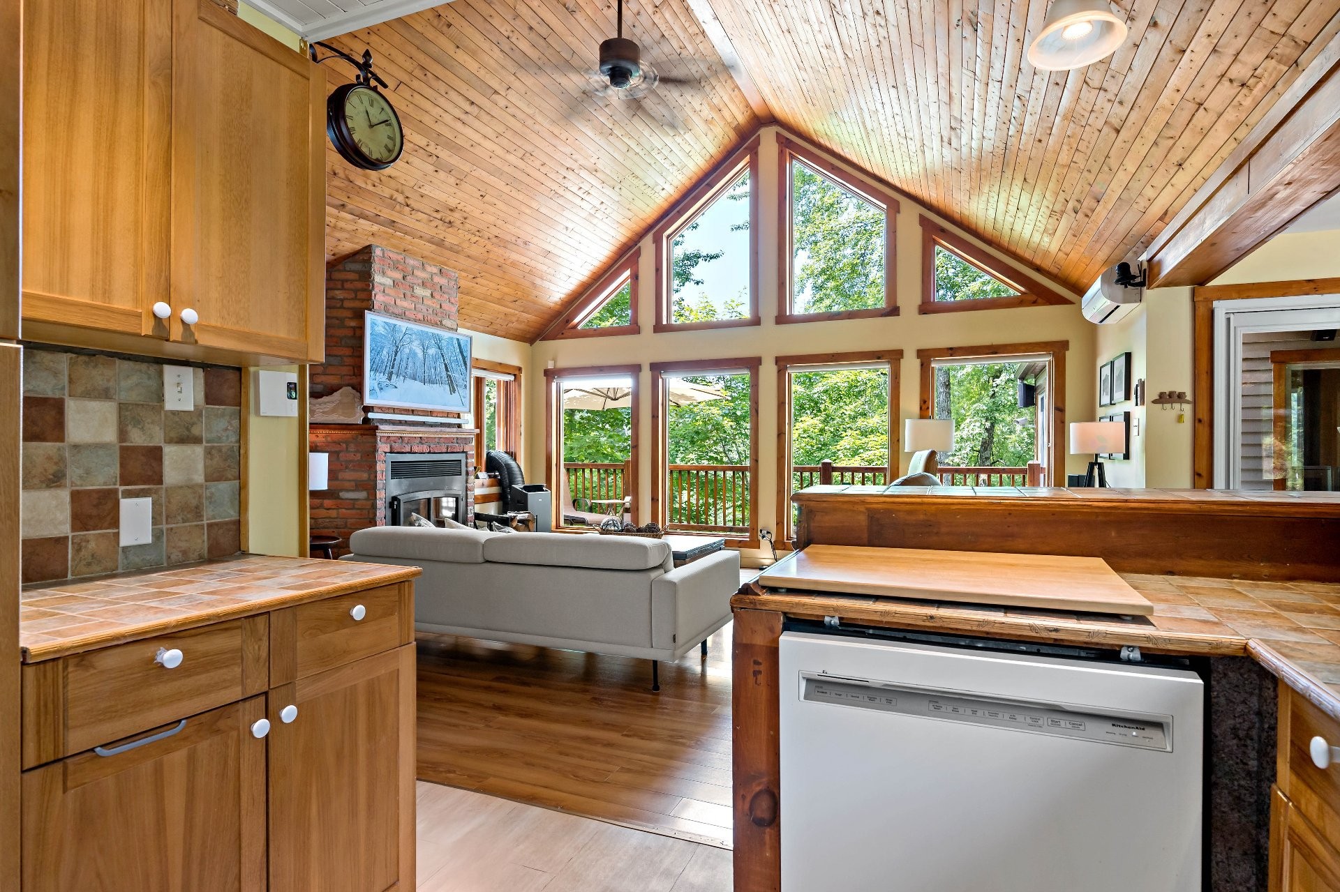 









3385


Ch. du Lac-Supérieur

,
Lac-Supérieur,




QC
J0T1P0


