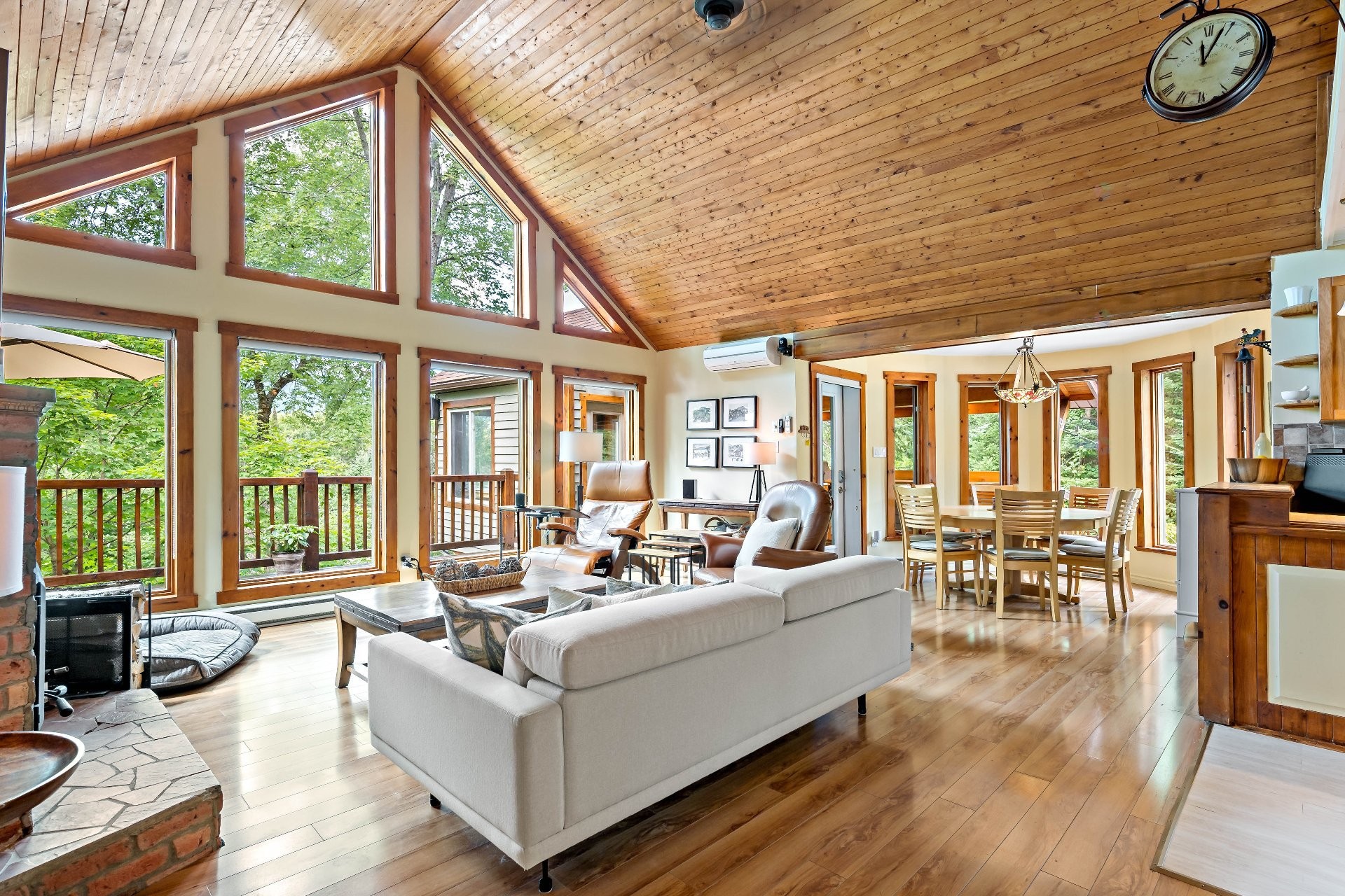 









3385


Ch. du Lac-Supérieur

,
Lac-Supérieur,




QC
J0T1P0

