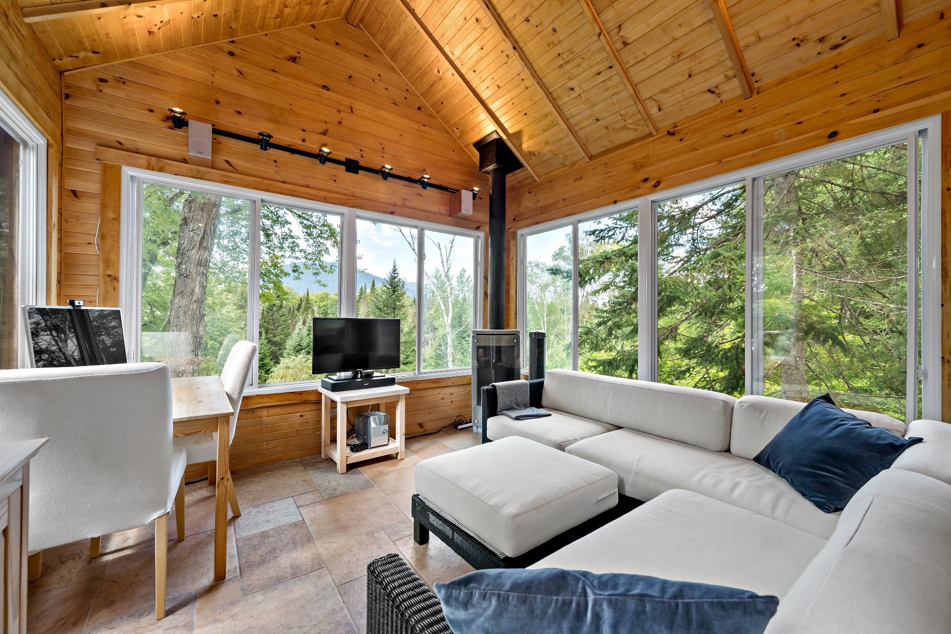 









3385


Ch. du Lac-Supérieur

,
Lac-Supérieur,




QC
J0T1P0

