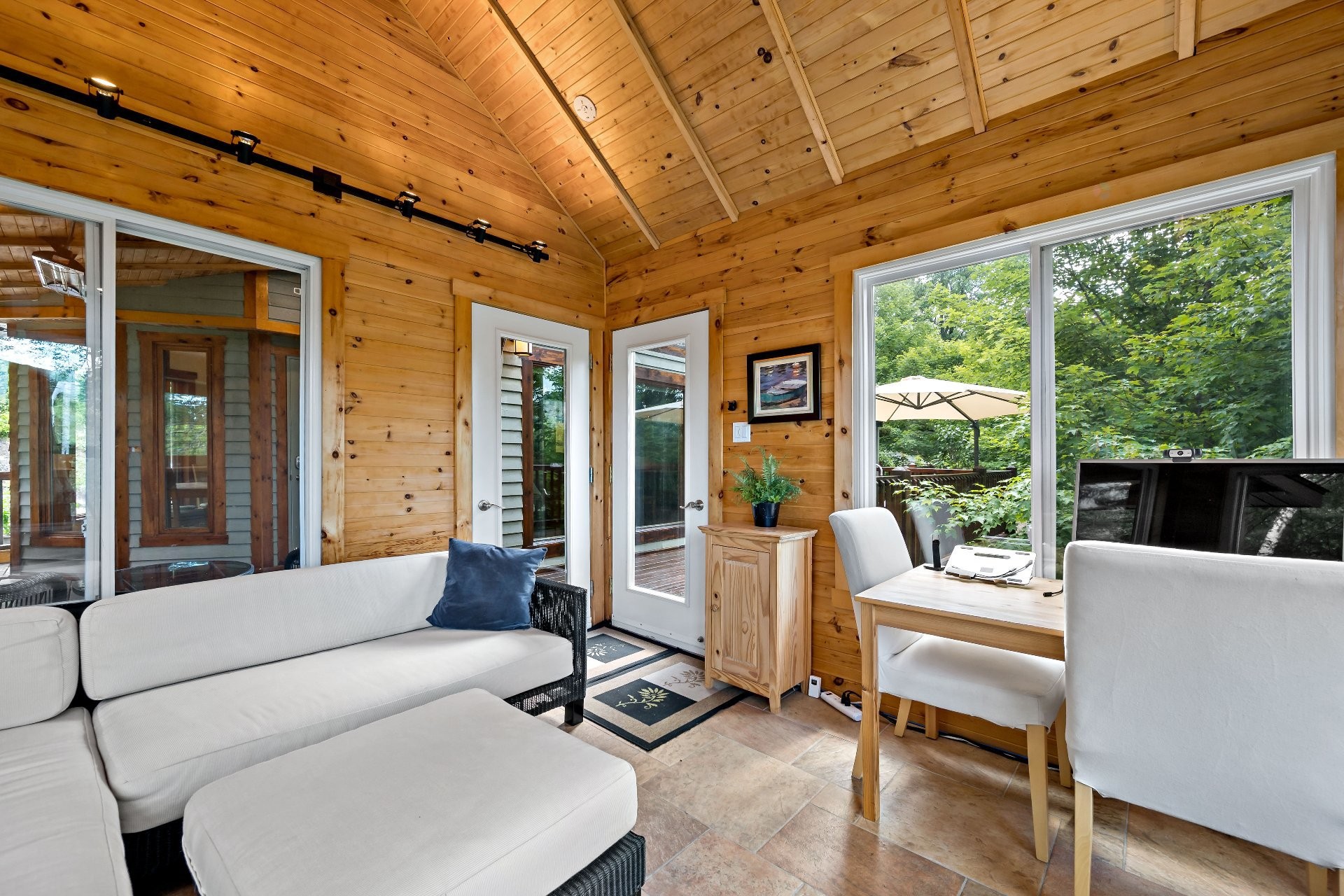 









3385


Ch. du Lac-Supérieur

,
Lac-Supérieur,




QC
J0T1P0

