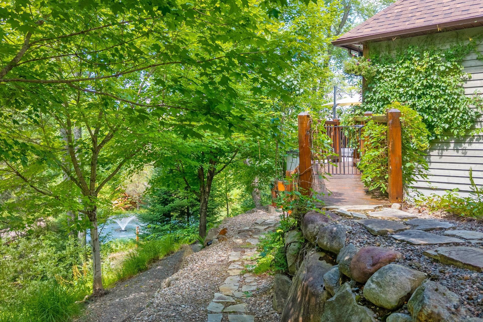 









3385


Ch. du Lac-Supérieur

,
Lac-Supérieur,




QC
J0T1P0

