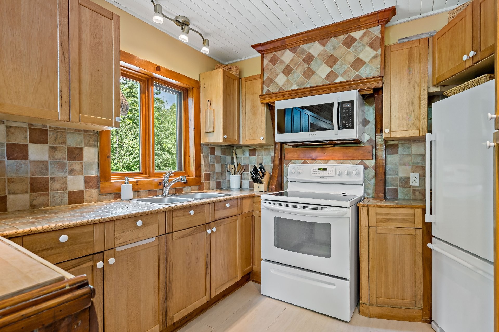 









3385


Ch. du Lac-Supérieur

,
Lac-Supérieur,




QC
J0T1P0


