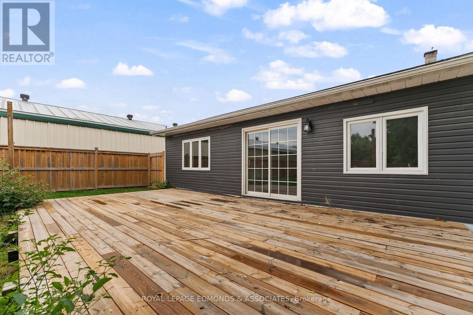 












311 JULIEN STREET

,
Pembroke,




Ontario
K8A3P6

