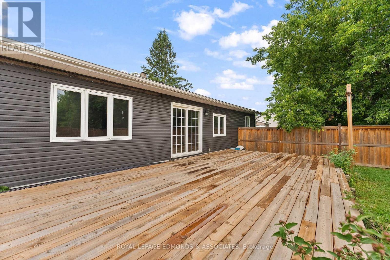 












311 JULIEN STREET

,
Pembroke,




Ontario
K8A3P6


