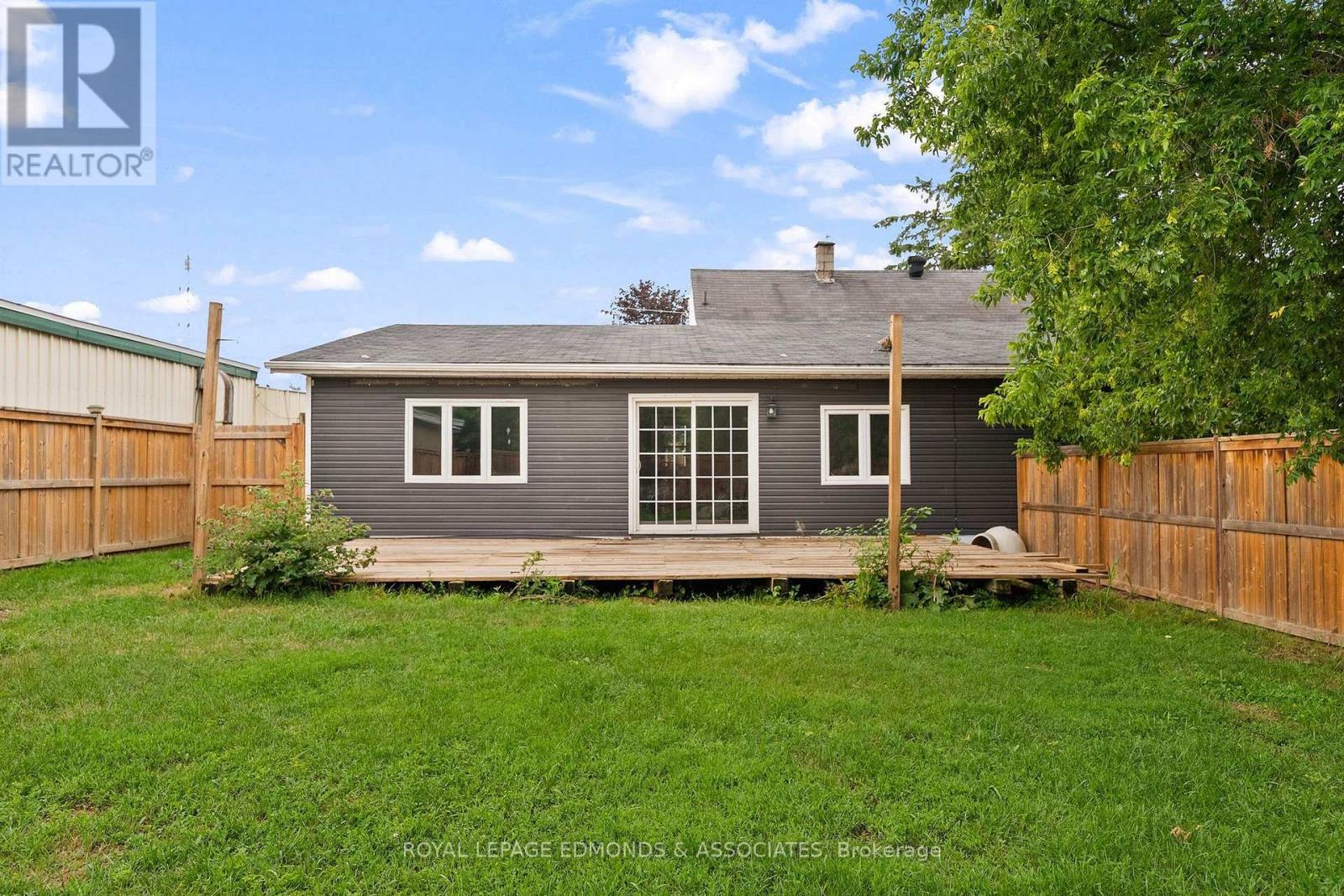 












311 JULIEN STREET

,
Pembroke,




Ontario
K8A3P6

