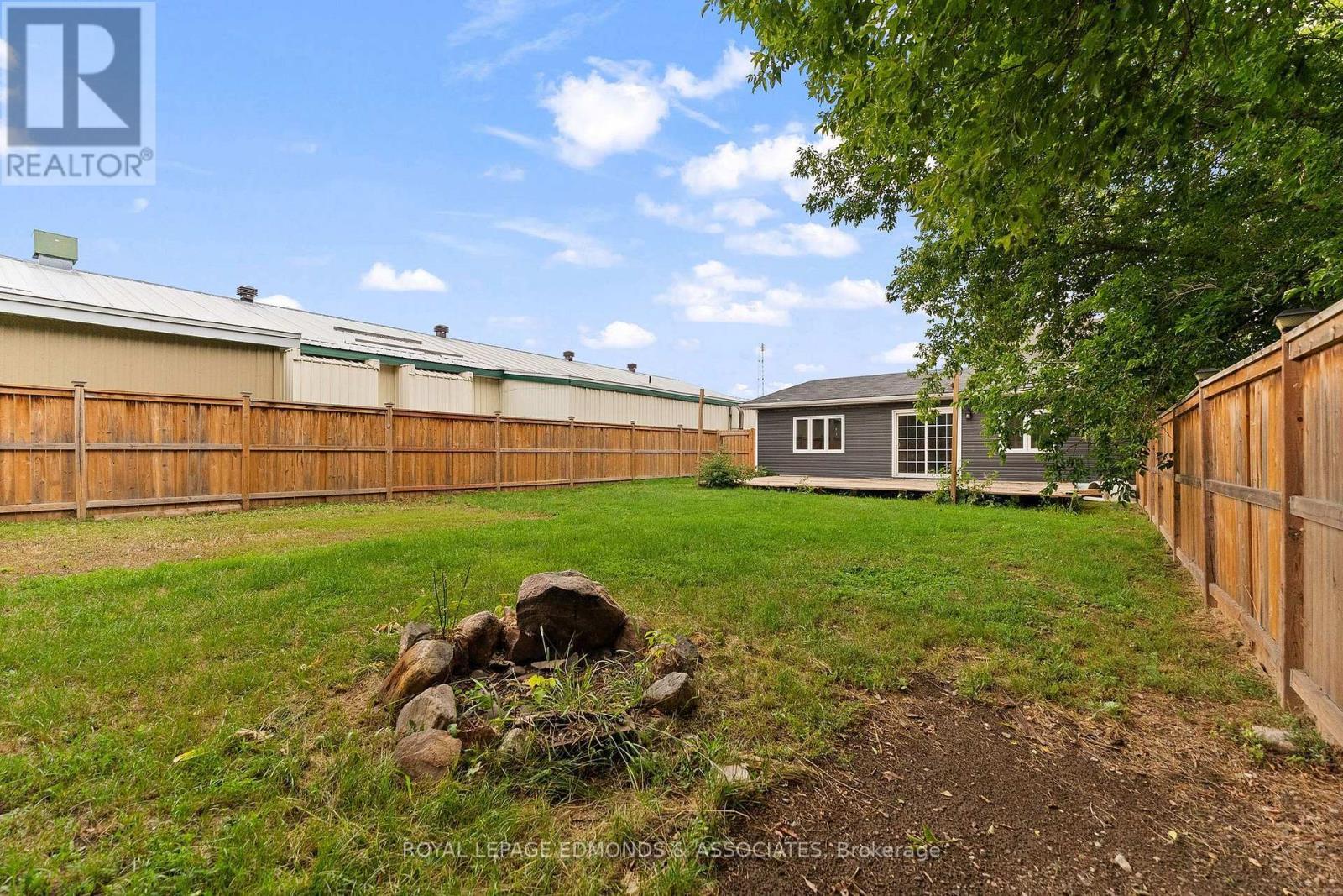 












311 JULIEN STREET

,
Pembroke,




Ontario
K8A3P6

