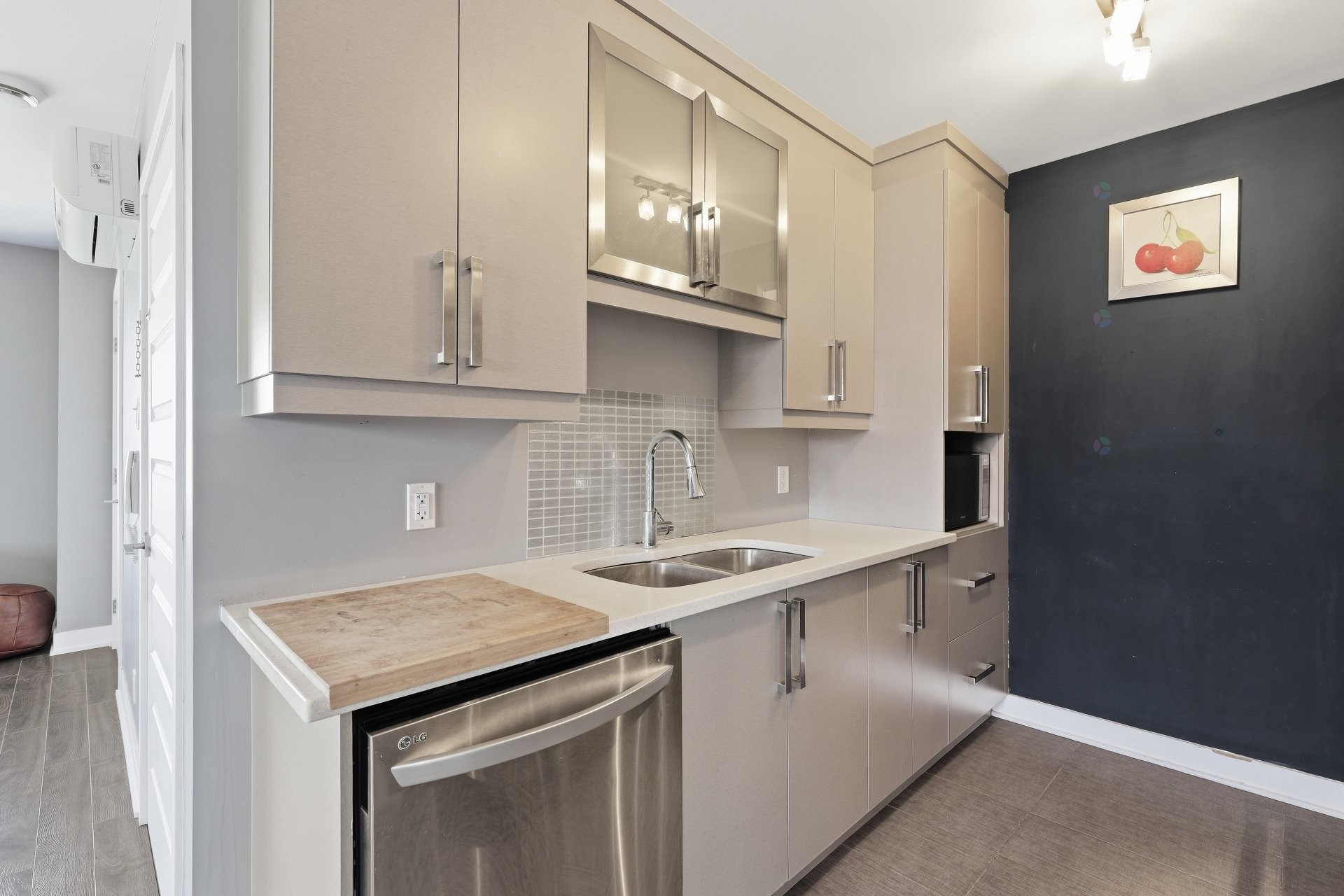 









7555


Boul. Cousineau

,
Longueuil (Saint-Hubert),




QC
J3Y0G4

