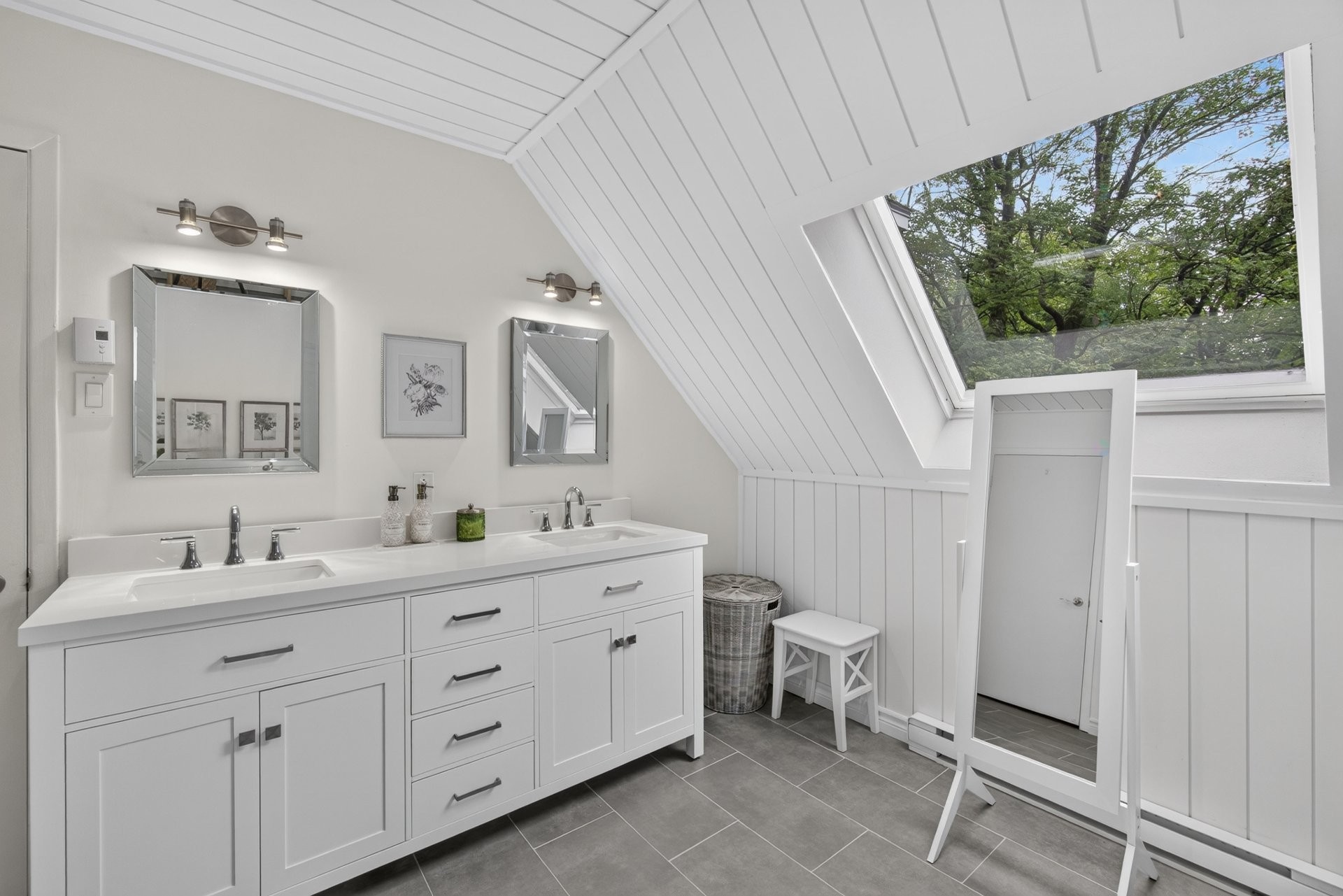 









621


Rue des Hirondelles

,
Granby,




QC
J2H1V1

