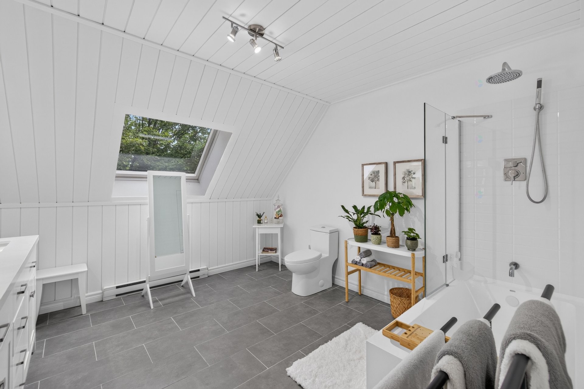 









621


Rue des Hirondelles

,
Granby,




QC
J2H1V1

