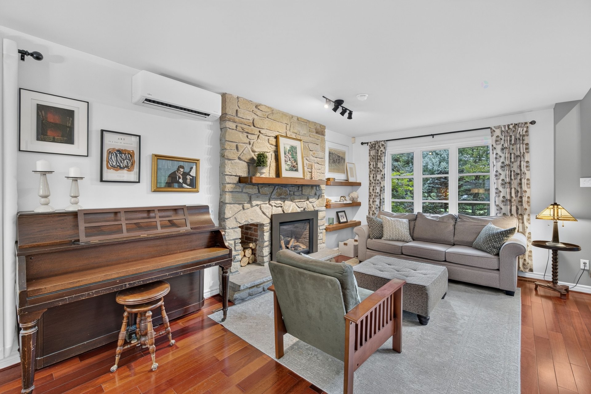 









621


Rue des Hirondelles

,
Granby,




QC
J2H1V1

