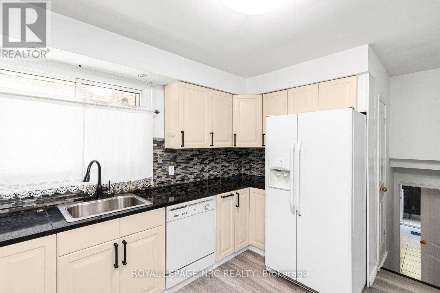 












100 MOUNTAIN AVENUE N

,
Hamilton (Stoney Creek),




Ontario
L8G3P7


