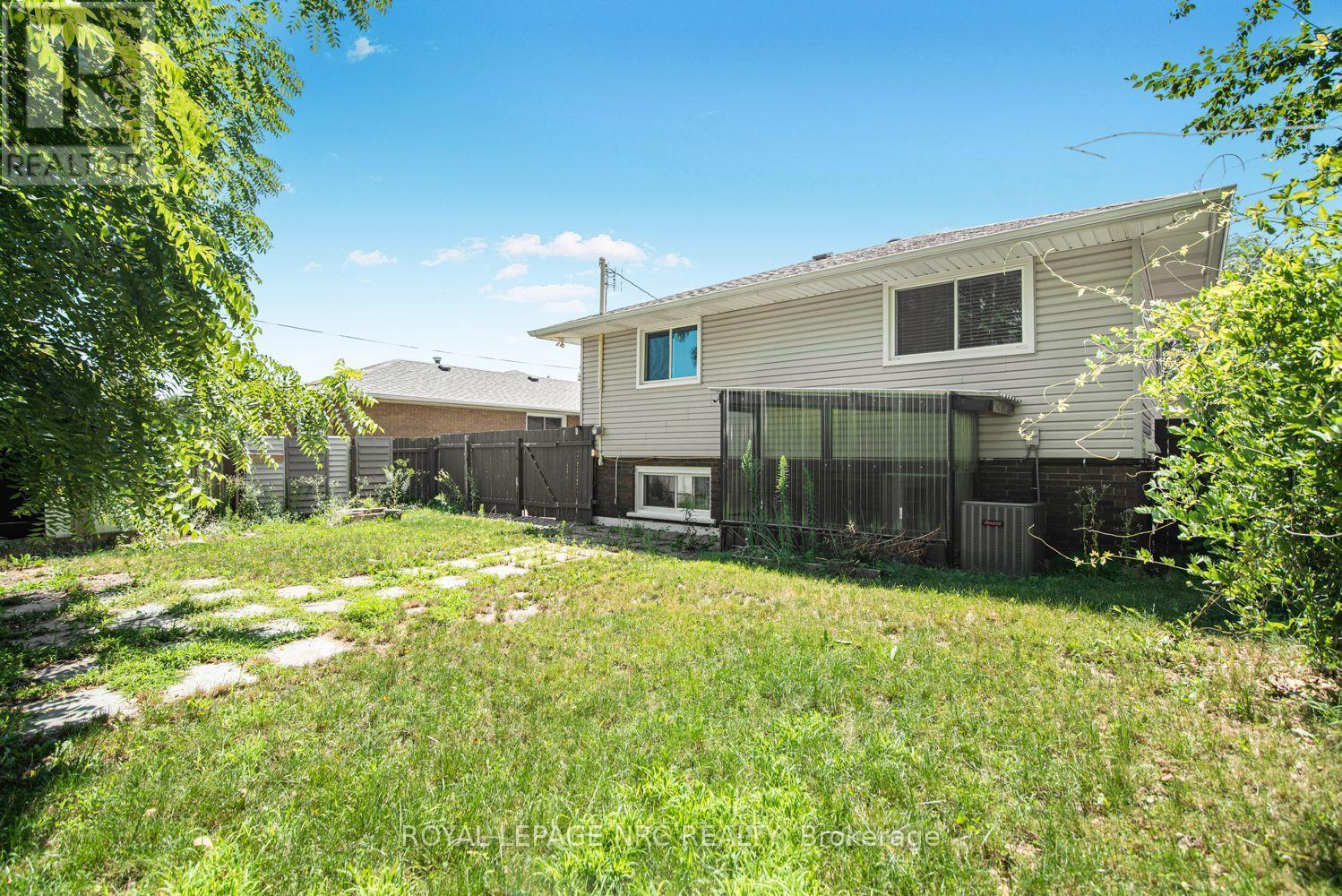 












100 MOUNTAIN AVENUE N

,
Hamilton (Stoney Creek),




Ontario
L8G3P7


