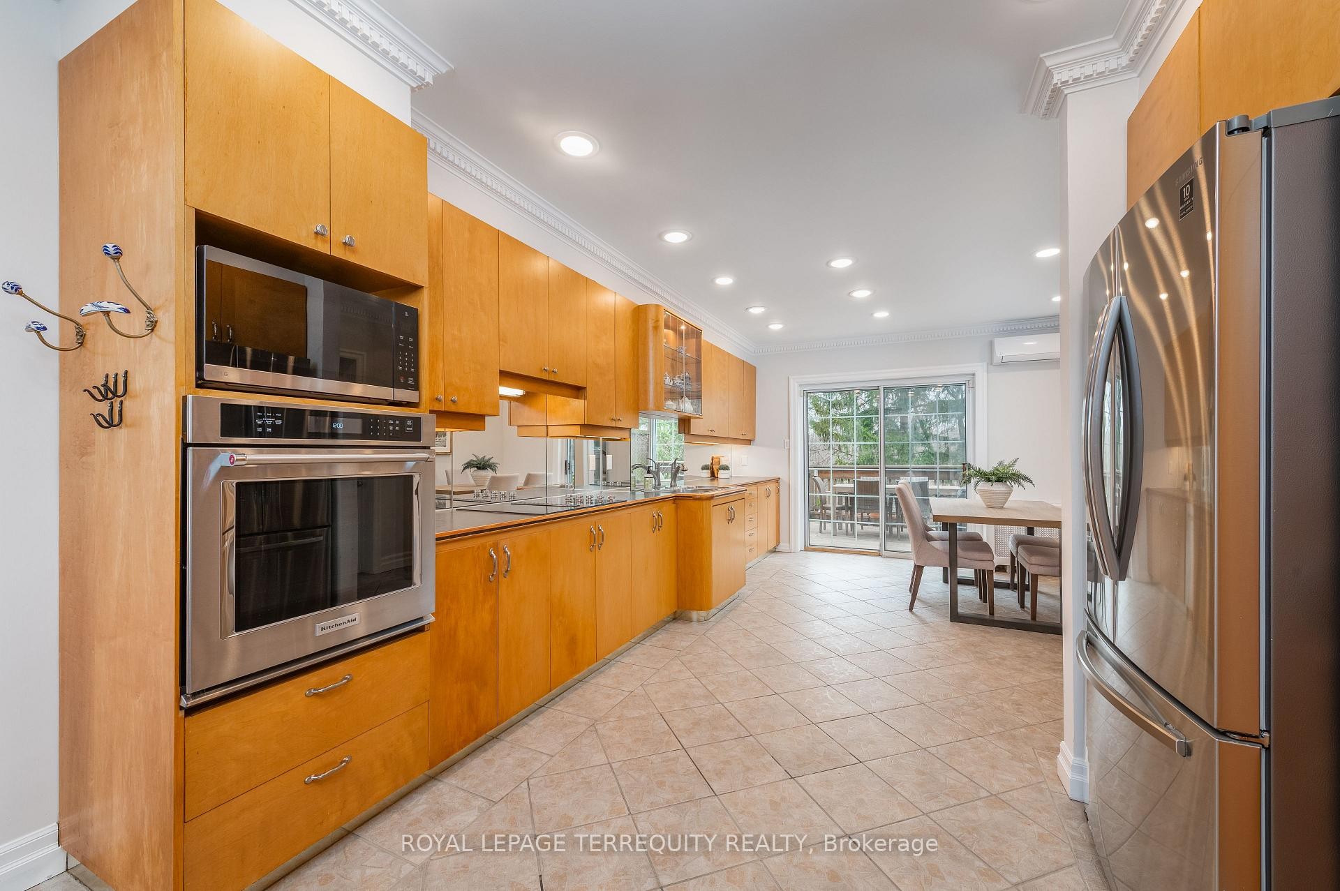 









223


Riverside

Drive,
Toronto,




ON
M6S 4A8

