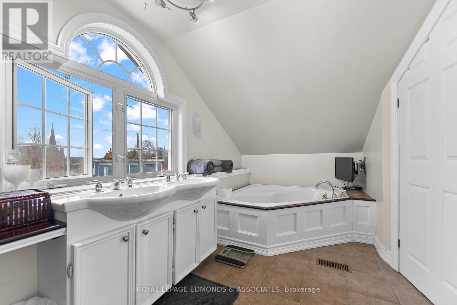 












146 MARY STREET

,
Pembroke,




Ontario
K8A5V6

