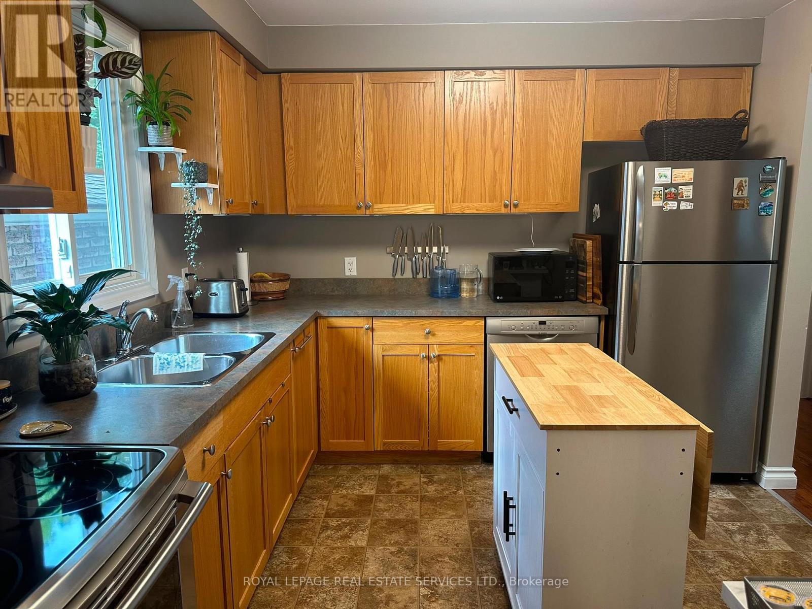 












UPPER - 172 QUEEN STREET

,
New Tecumseth,




Ontario
L9R1K2

