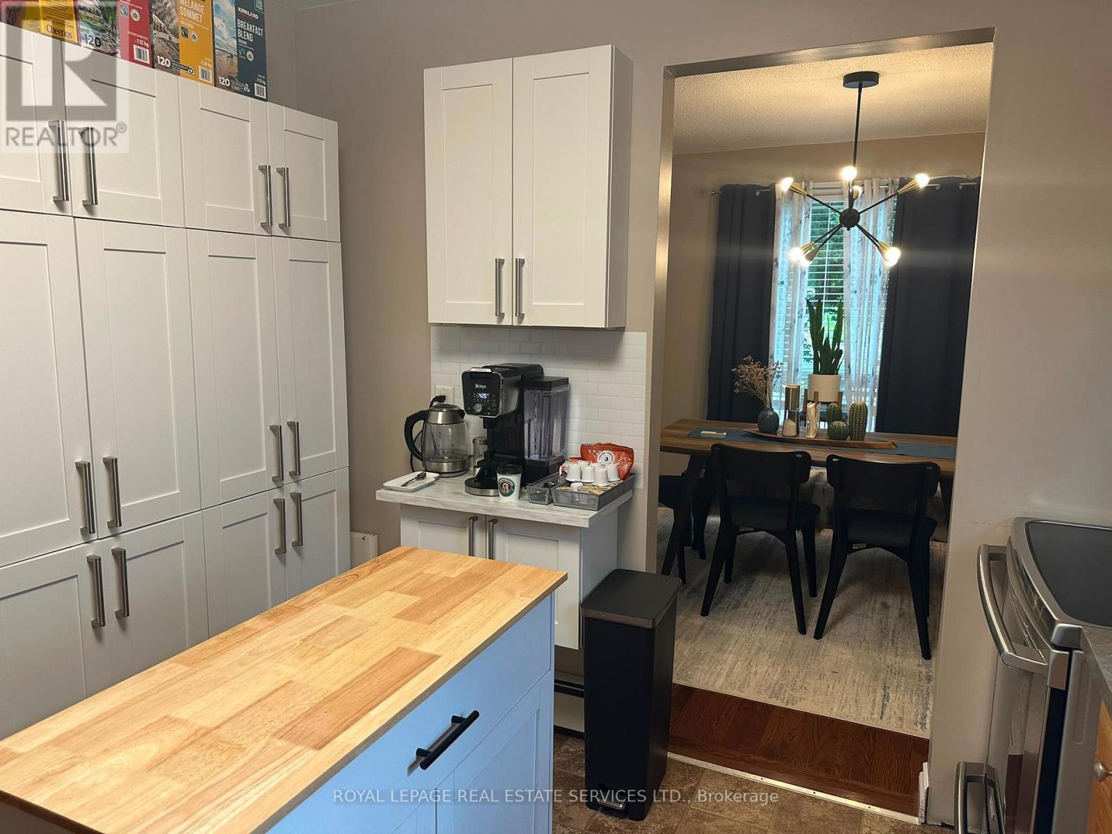 












UPPER - 172 QUEEN STREET

,
New Tecumseth,




Ontario
L9R1K2

