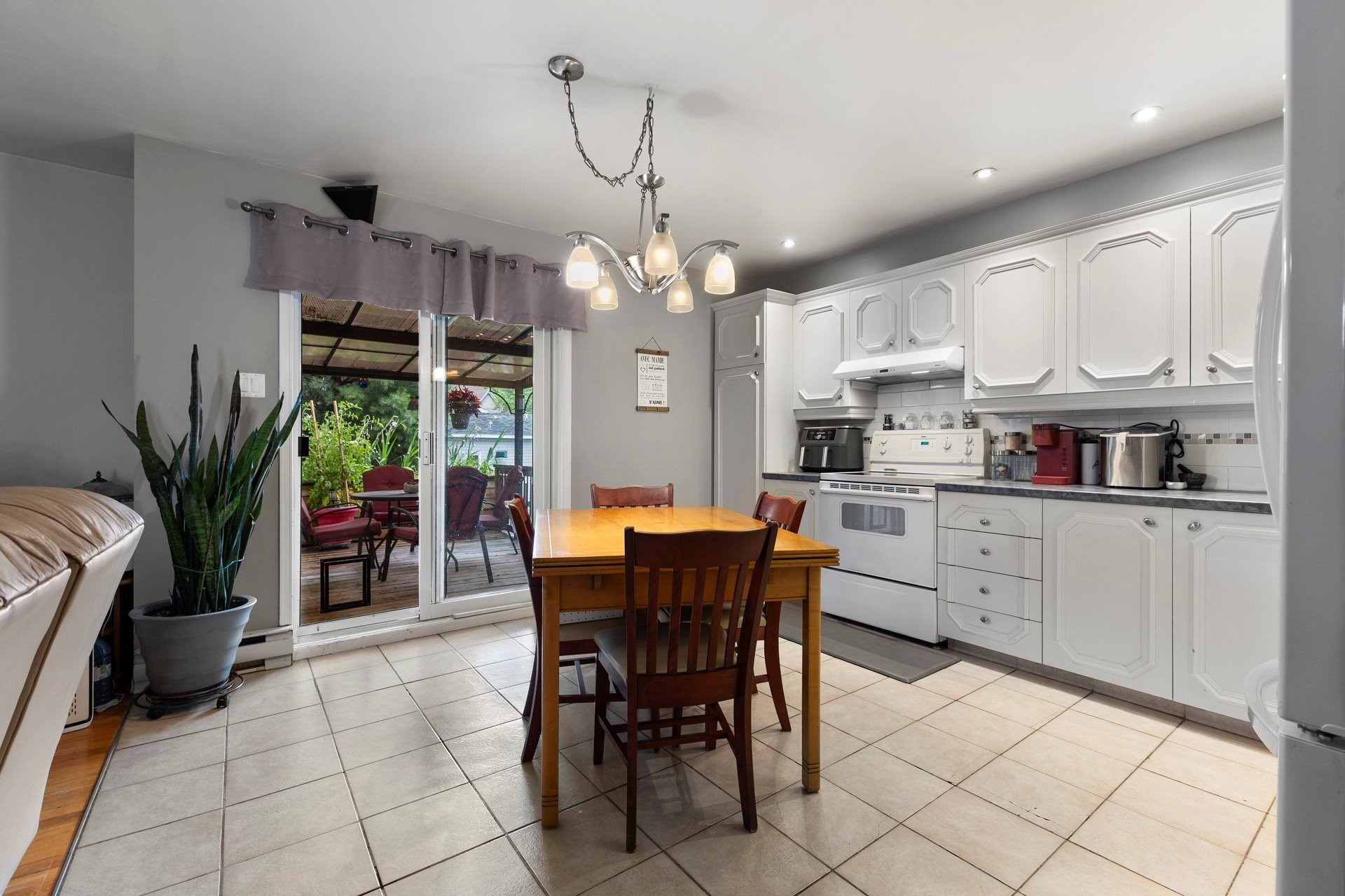 









296


12e Avenue

,
Saint-Zotique,




QC
J0P1Z0

